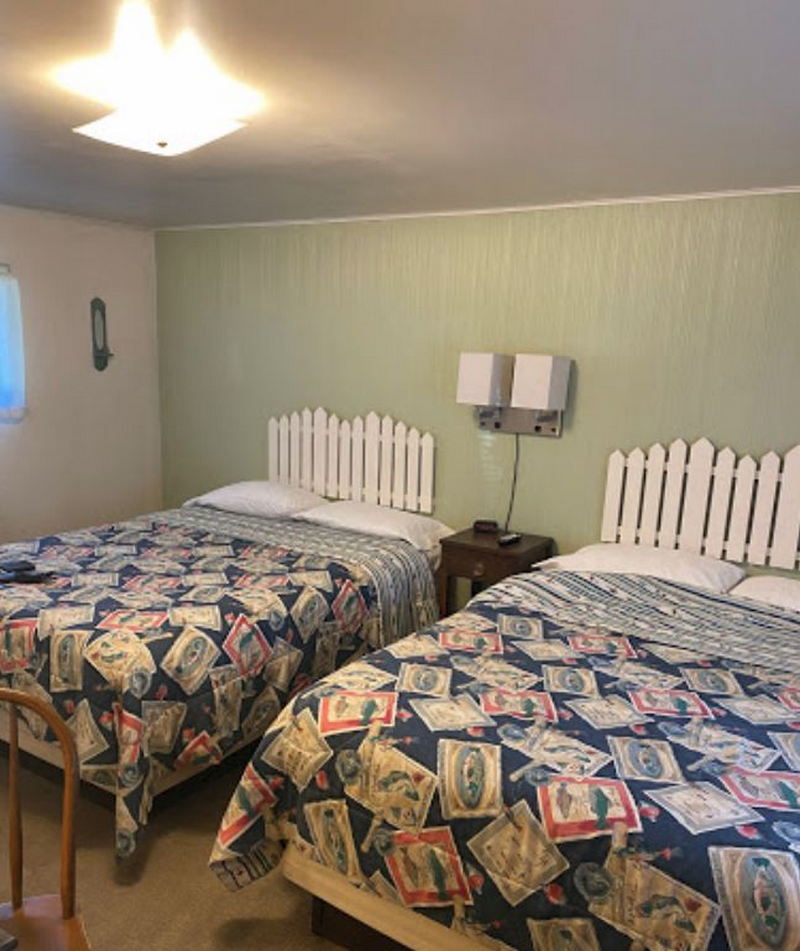 The Foothills Cafe & Motel (Foot Hills Motel) - Web Listing (newer photo)